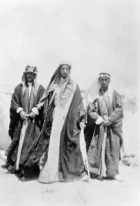 القائد العام الأمير فيصل بن الحسين و على يساره الأمير زيد بن الحسين القائد الميداني 